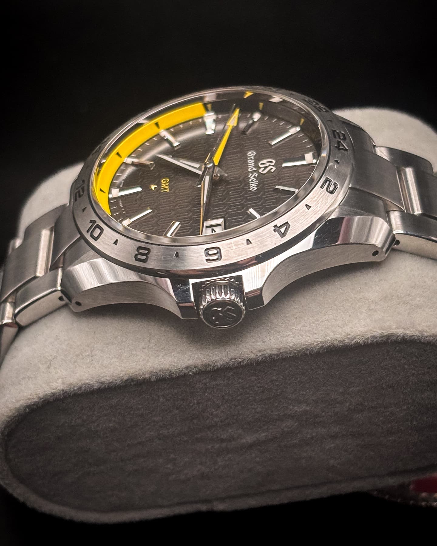 Grand Seiko Quartz GMT detail 2