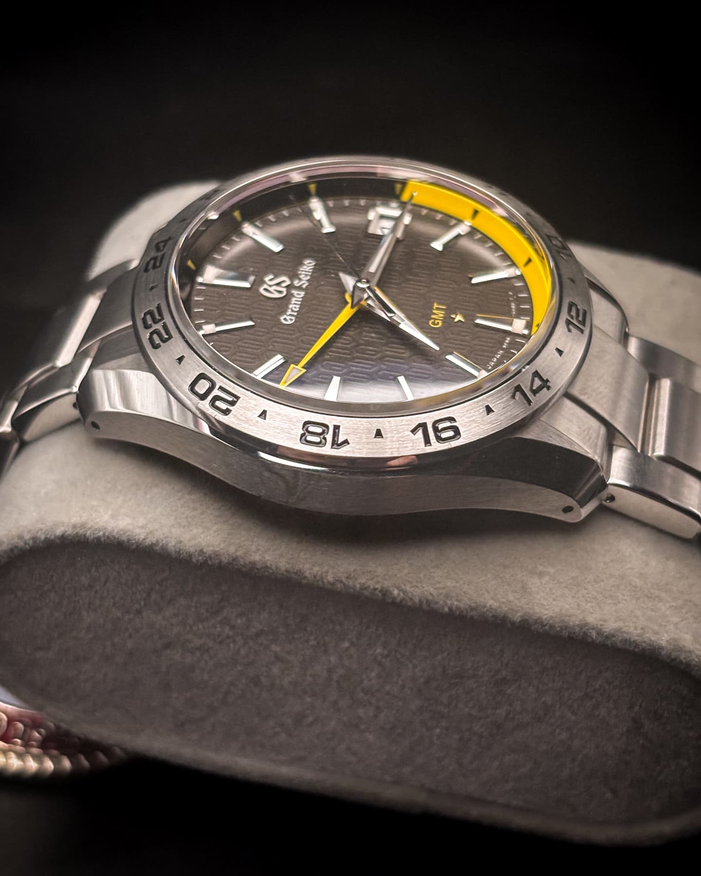 Grand Seiko Quartz GMT detail 3