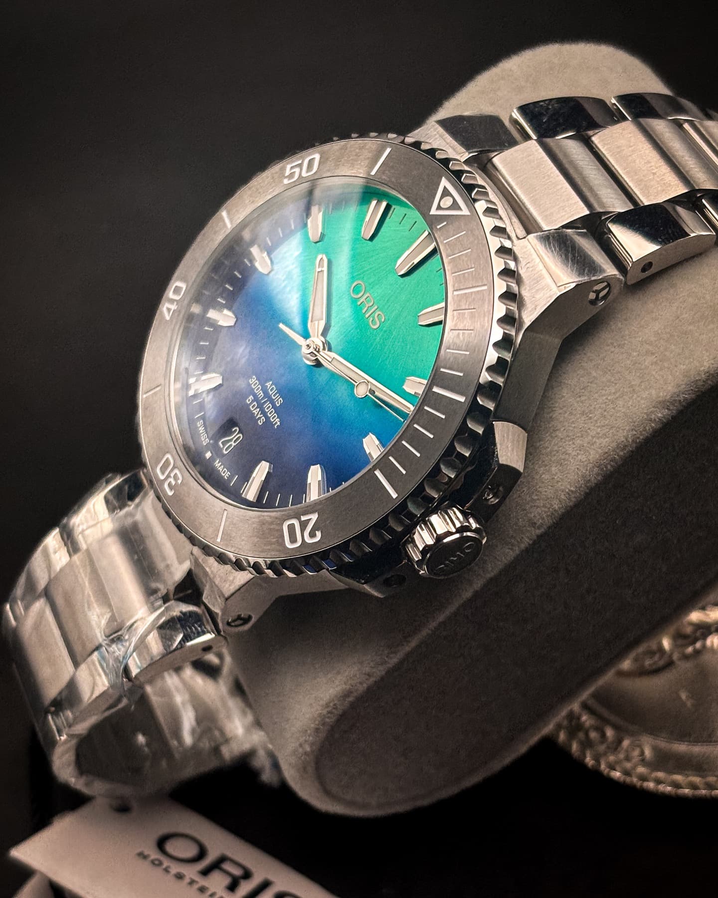 Oris Aquis Date Calibre 400 Great Barrier Reef IV detail 2