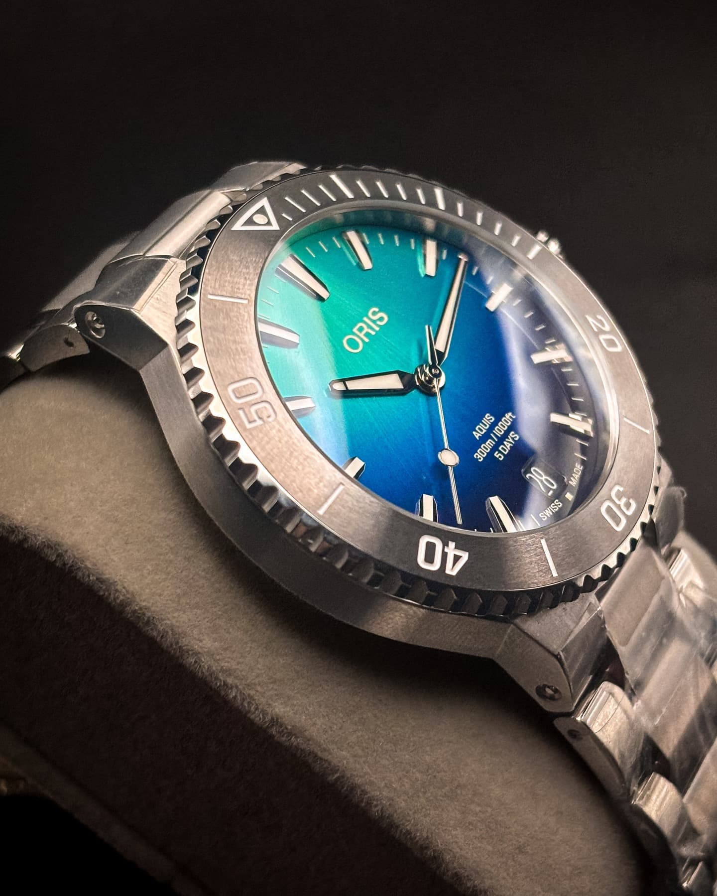 Oris Aquis Date Calibre 400 Great Barrier Reef IV detail 3