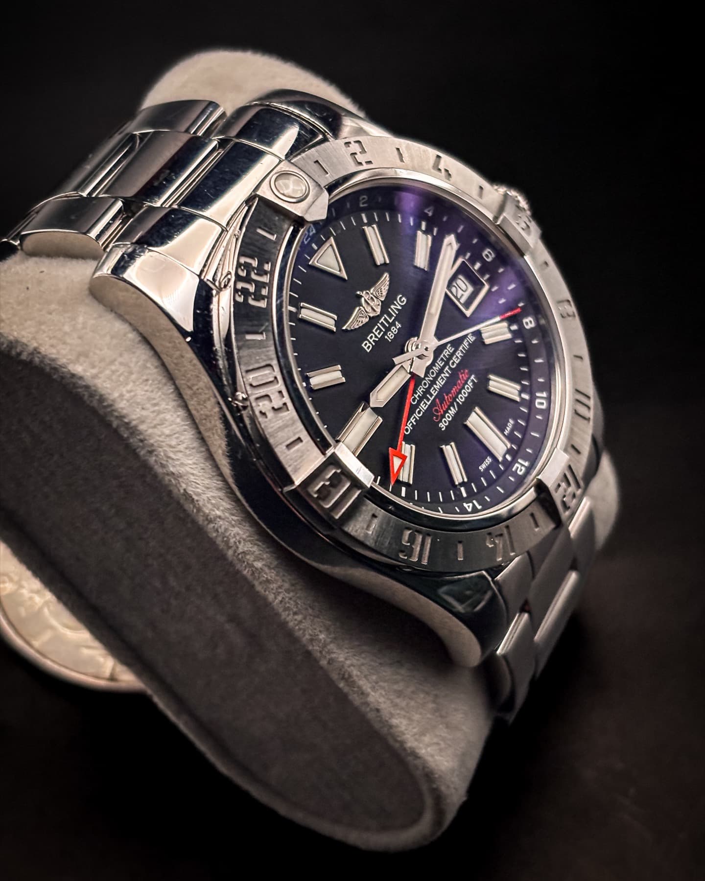 Breitling Avenger II GMT detail 2