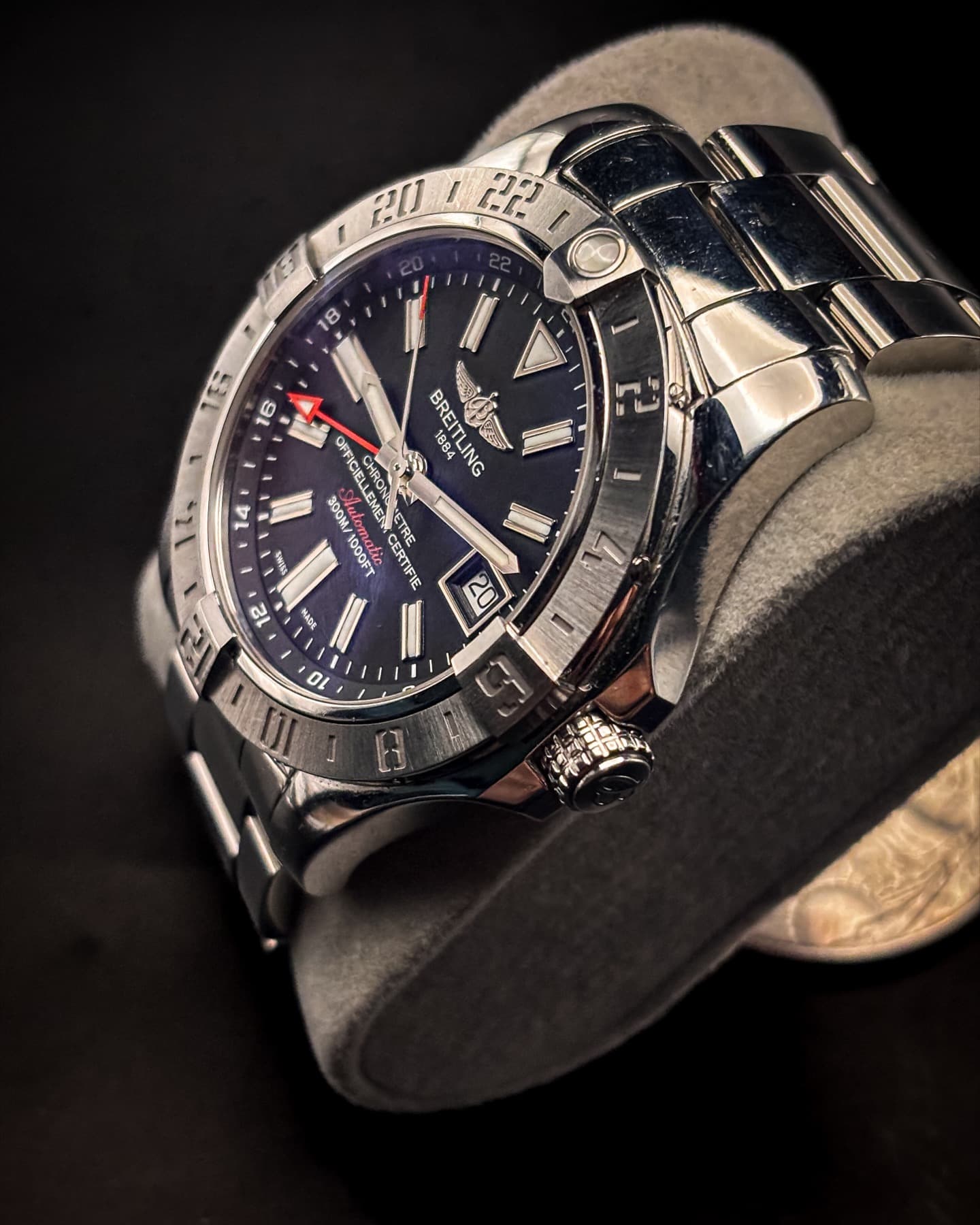Breitling Avenger II GMT detail 3