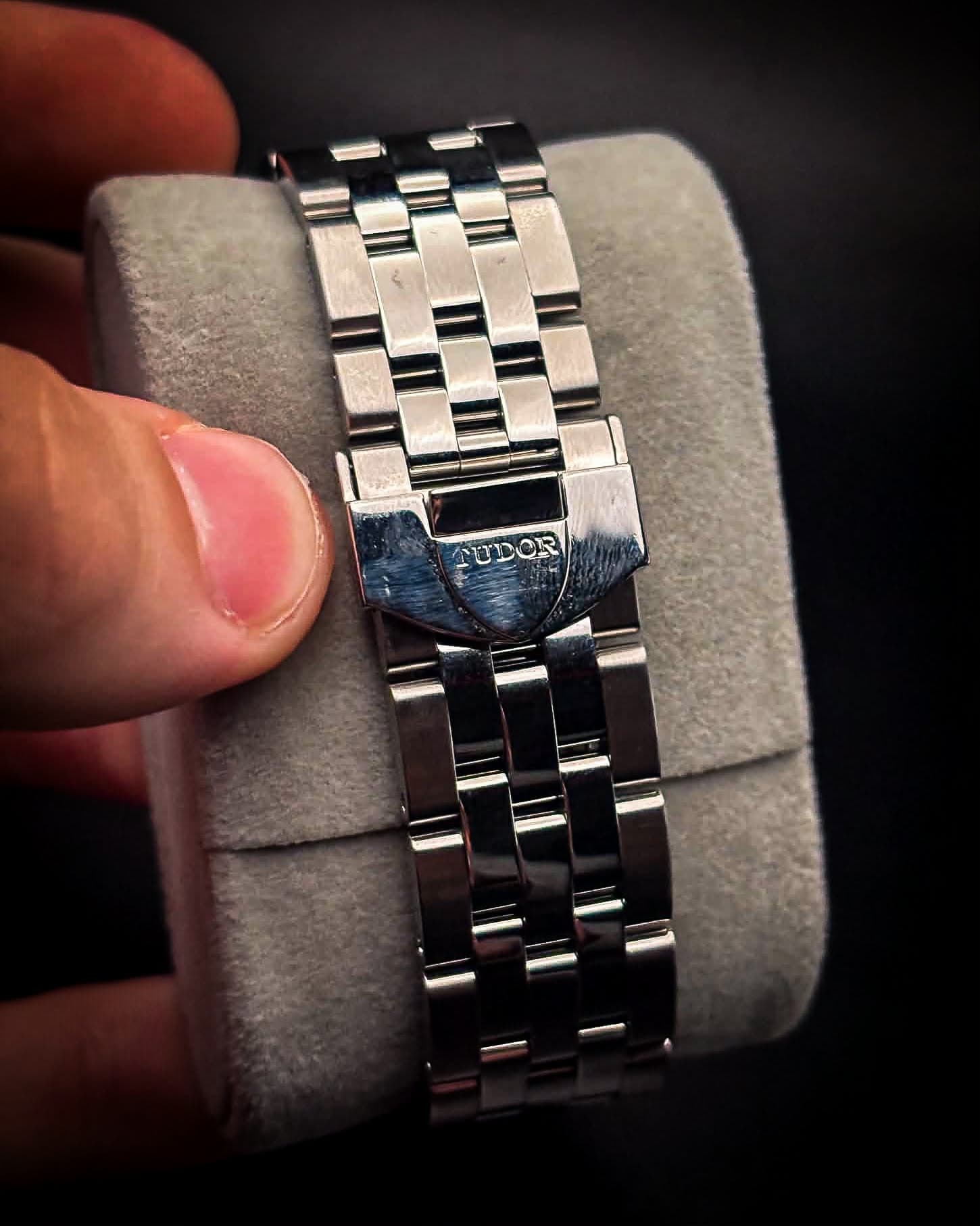 Tudor Glamour Double Date detail 5